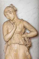 Dancer met vinger op kin (gips) (detail)